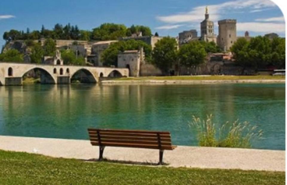 Appartement 32 M2 Intra Muros - Wifi - Netflix - Bureau Avignon Luaran gambar